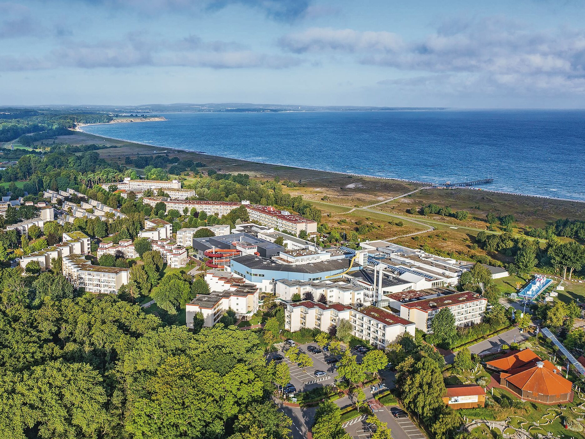 Lange Brücke über einem Strand